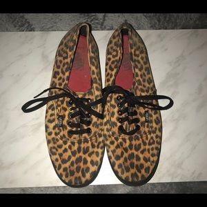 Women’s US size 10.5 vans with minimum wear !